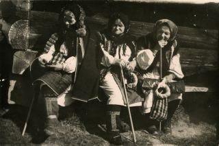 Літні жінки в народному вбранні. Гуцульщина, 1960-і рр.