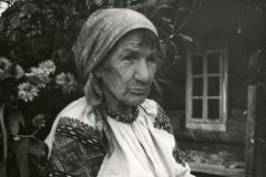 Літня жінка в народному вбранні. Гуцульщина, 1960-і рр.