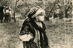 Дівчина у гуцульському вбранні нареченої. 1960-і рр.