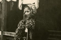 Молода жінка в народному вбранні. Гууцульщина, 1960-і рр.
