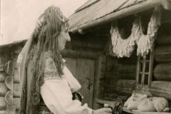 Літня жінка в народному вбранні. Гуцульщина, 1960-і рр.