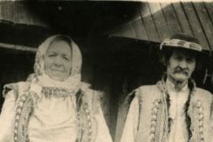 Жінка й чоловік у гуцульському вбранні. 1960-і рр.