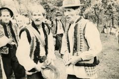 Чоловіки у народному вбранні. Гуцульщина, 1960-і рр.