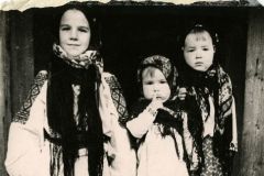 Діти в народному вбранні. Гуцульщина, 1960-і рр.
