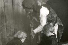 Жінка з малими дітьми на господарстві. Гуцульщина, 1960-і рр.