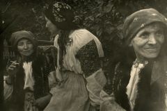 Жінки в народному вбранні. Гуцульщина, 1960-і рр.