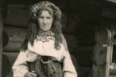 Літня жінка в народному вбранні. Гуцульщина, 1960-і рр.