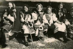 Літні жінки й дівчинка в народному вбранні. Гуцульщина, 1960-і рр.