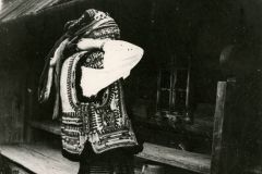 Дівчина у святковому вбранні чепуриться. Гуцульщина, 1960-і рр.
